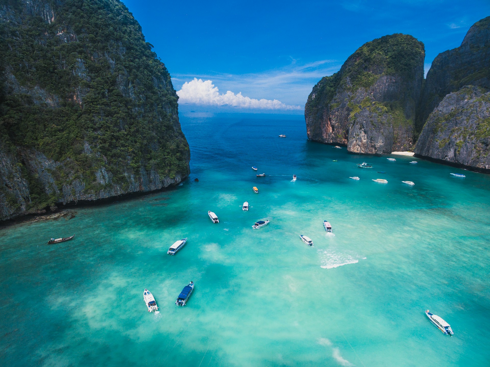 Vista aérea de Maya Bay, Phi Phi Leh, provincia de Krabi
