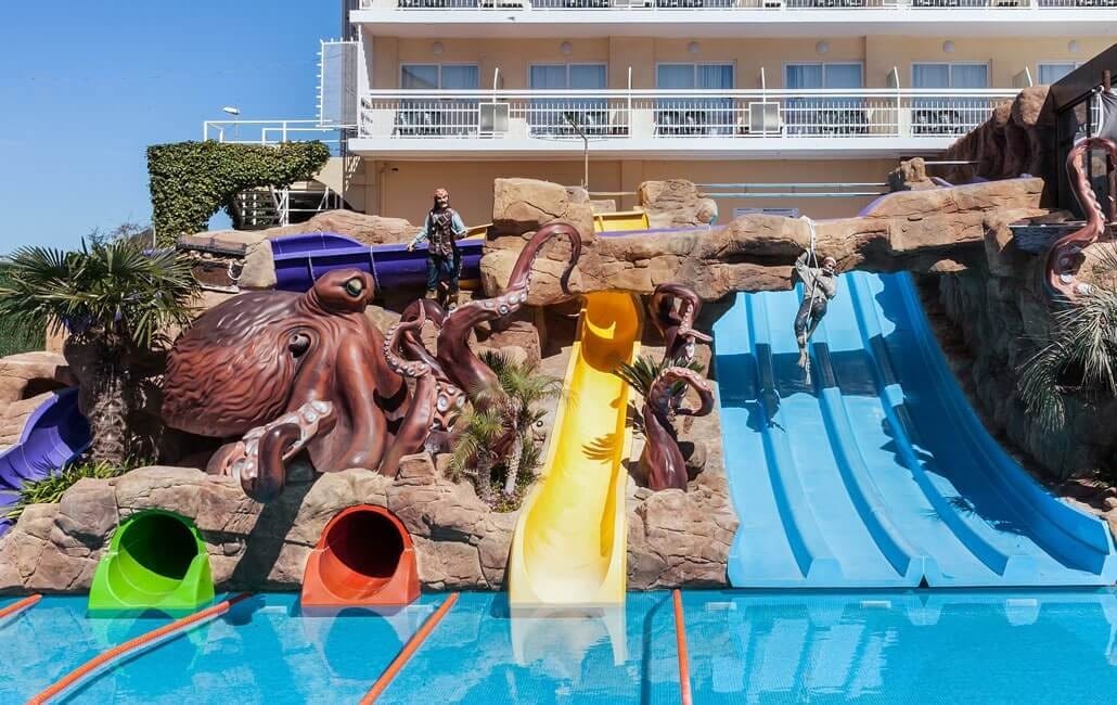 Toboganes y piscinas de Evenia Olympic Park para las vacaciones de verano