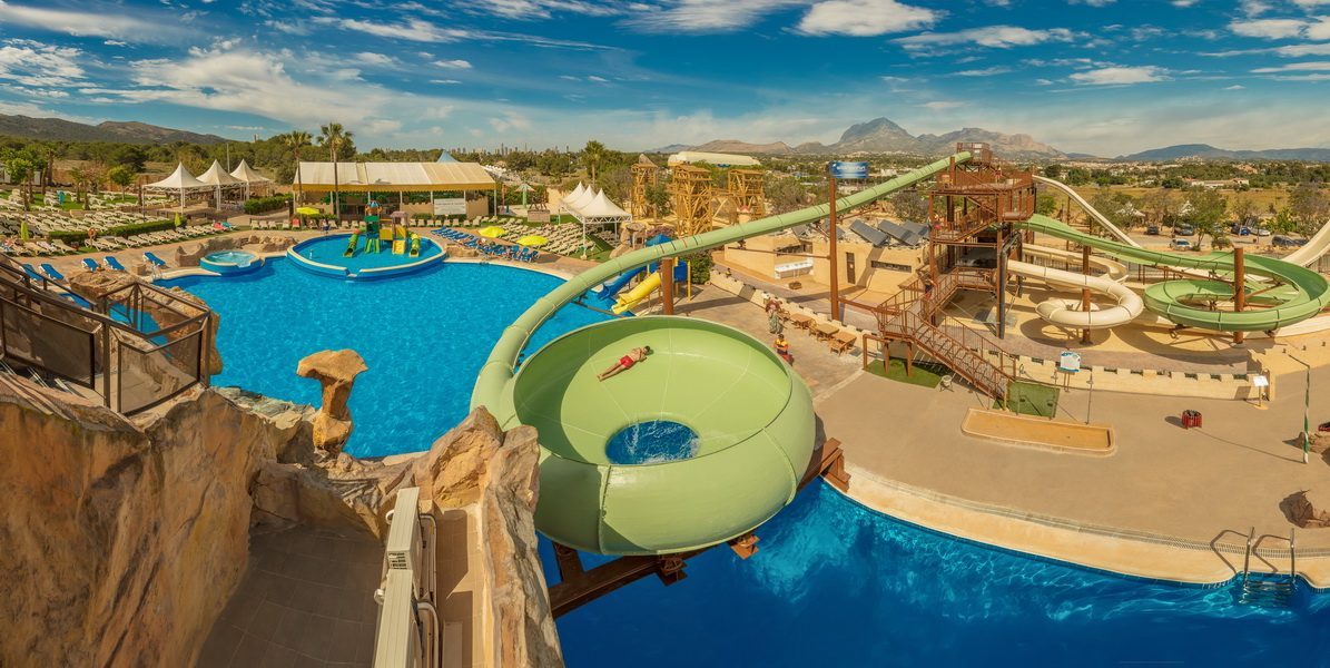 Piscinas y toboganes de Magic Robin Hood
